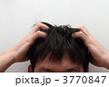 頭を抱える男性