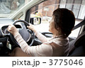 車を運転するシニア