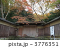 秋の瑠璃光院　山門