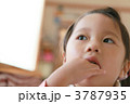 ゆびしゃぶりをする3才女の子