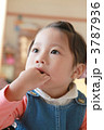ゆびしゃぶりをする3才女の子