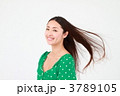 髪なびく若い女性