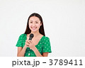 マイクを持つ若い女性