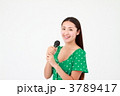 歌う若い女性