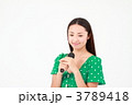 歌う若い女性