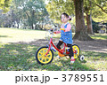 補助輪つき自転車に乗る３歳おんなのこ