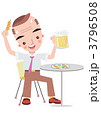 ビアガーデンで一杯飲む男性