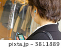 スマートフォンで音声を聴く女性