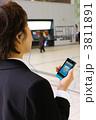 スマートフォンで音声を聴く女性