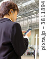 スマートフォンで音声を聴く女性