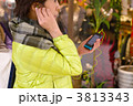 スマートフォンの音声再生を聴く女性