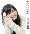 頬杖をつく女性