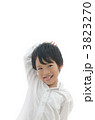 白いシャツを着た男の子（白バック）
