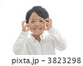 白いシャツを着た男の子（白バック）