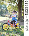補助輪つき自転車に乗る３歳おんなのこ