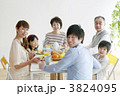 3世代家族の朝食風景