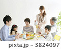 3世代家族の朝食風景