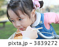 焼きそばパンを食べる3才の女の子