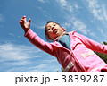青空バックの3歳女の子
