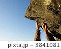 岩をつかむロッククライマーの手