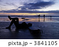 夕暮れの西海岸とサーファー