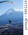 富士山をバックに飛ぶパラグライダー