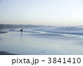 夕暮れの西海岸とサーファー