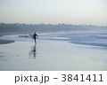 夕暮れの西海岸を走るサーファー