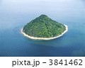 瀬戸内海に浮かぶ丸い無人島・小槌島の空撮