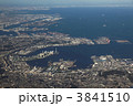 横浜市の港を臨む空撮