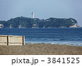 湘南海岸の砂浜から臨む江ノ島