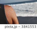 海を見つめるサーファーの肩