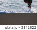 湘南海岸で遊ぶ少年