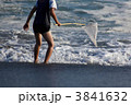 湘南海岸で遊ぶ少年