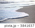 白波輝く湘南の砂浜