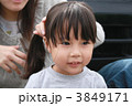 ヘアースタイルをセットする3才女の子