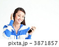 音楽を聞く若い女性