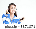 音楽を聞く若い女性