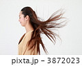 髪なびく若い女性