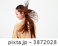 髪なびく若い女性