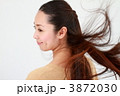 髪なびく若い女性