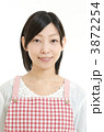 エプロンをした２０代の女性
