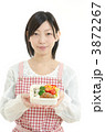 お弁当を持つ女性