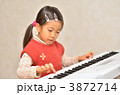 ピアノを弾く女の子