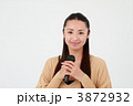 マイクを持つ若い女性