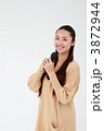歌う若い女性
