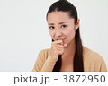 咳をする女性