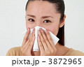 花粉症の若い女性