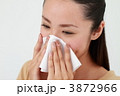 鼻をかむ若い女性