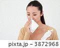 鼻をかむ若い女性